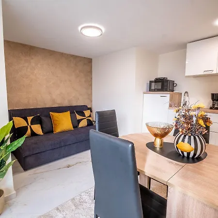 Lauschiges Und Zentrumsnahes Mit Privatparkplatz Und Waschmaschine * Нови-Винодолски