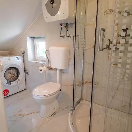 Lauschiges Und Zentrumsnahes Mit Privatparkplatz Und Waschmaschine Нови-Винодолски