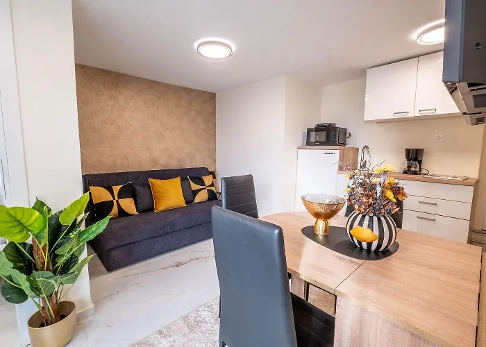 Lauschiges Und Zentrumsnahes Mit Privatparkplatz Und Waschmaschine * Нови-Винодолски