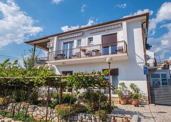 Lauschiges Und Zentrumsnahes Mit Privatparkplatz Und Waschmaschine