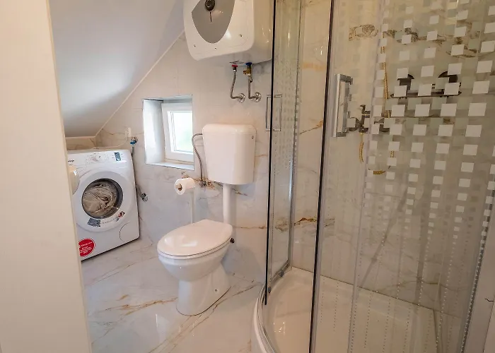 Lauschiges Und Zentrumsnahes Mit Privatparkplatz Und Waschmaschine Нови-Винодолски